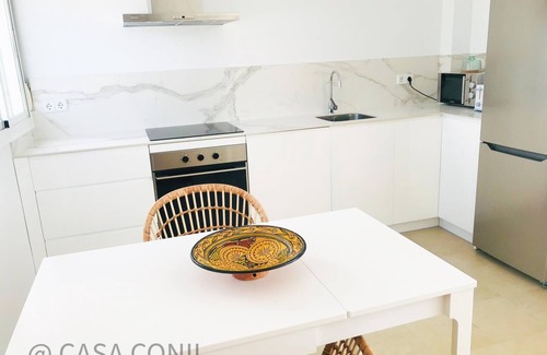 Conil de la Frontera City Center Casa | Cerca de la playa con terraza privada y vistas al mar- casa Sarina tiene plaza de garaje privado, aire acondicionado y WiFi