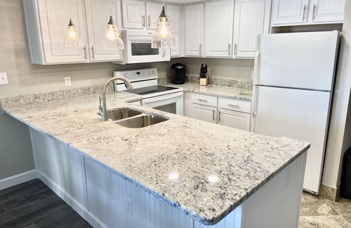 Arcadian Shores Condominio | Seawatch 2 BR frente al mar con balcón envolvente
