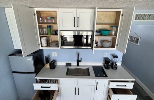 Daytona Beach Condominio | Seaz The Dayz in a Newly Renovated Oceanfront Studio POOL/ OCEAN ACCESS OPEN