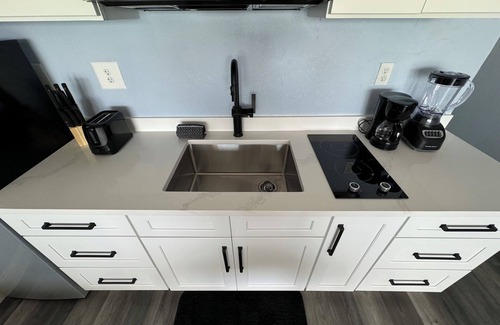 Daytona Beach Condominio | Seaz The Dayz in a Newly Renovated Oceanfront Studio POOL/ OCEAN ACCESS OPEN