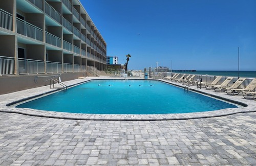 Daytona Beach Condominio | Seaz The Dayz in a Newly Renovated Oceanfront Studio POOL/ OCEAN ACCESS OPEN