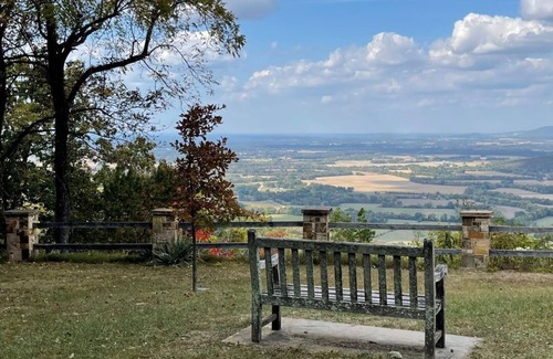 Saint Andrews Casa | Secluded 2 Bedroom Retreat w/great family room on Sewanee Campus