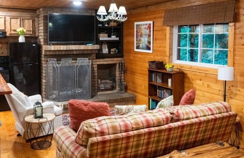 Smithville Cabina | Secluded 3BR 1BA Cabin for Cozy Living