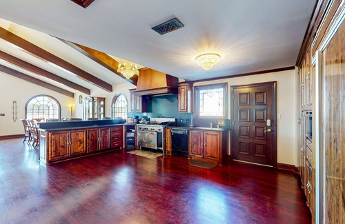 Magnolia Cabina | Secluded acreage with six bedrooms, pool, wood fireplace, ponds, grill, & AC