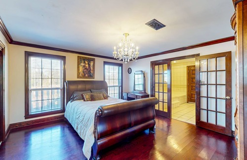 Magnolia Cabina | Secluded acreage with six bedrooms, pool, wood fireplace, ponds, grill, & AC