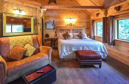 Brenham Cabina | Secluded and Cozy Romantic Cabin with Hot Tub at Scenic Hill Retreat