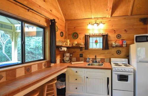 Brenham Cabina | Secluded and Cozy Romantic Cabin with Hot Tub at Scenic Hill Retreat