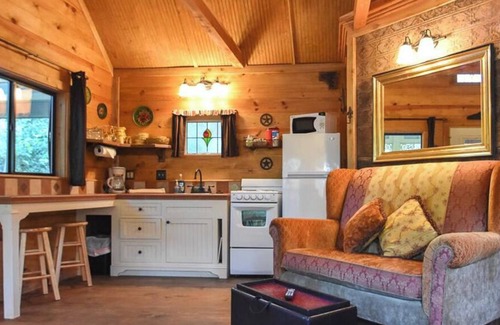 Brenham Cabina | Secluded and Cozy Romantic Cabin with Hot Tub at Scenic Hill Retreat