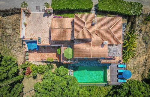 New Golden Mile Villa | Lujosa villa contemporánea aislada con piscina infinita en una ubicación tranquila.