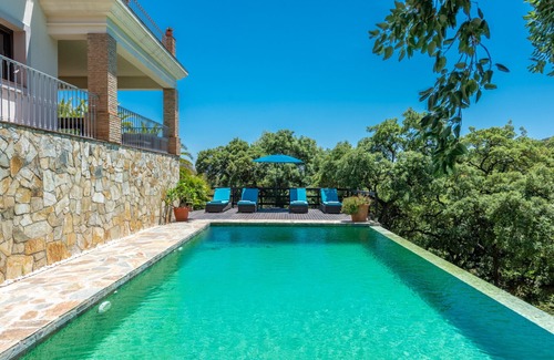 New Golden Mile Villa | Lujosa villa contemporánea aislada con piscina infinita en una ubicación tranquila.