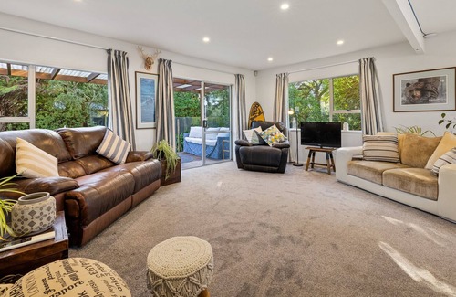 Christchurch Casa | Secluded Beach Haven - Christchurch Holiday Home