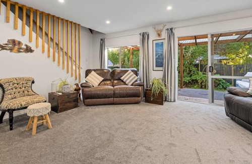 Christchurch Casa | Secluded Beach Haven - Christchurch Holiday Home