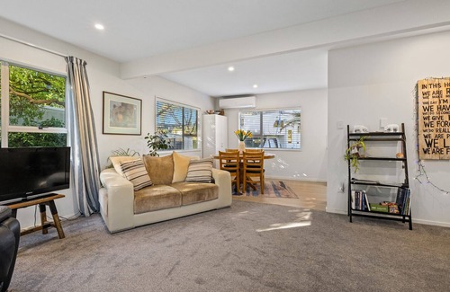 Christchurch Casa | Secluded Beach Haven - Christchurch Holiday Home