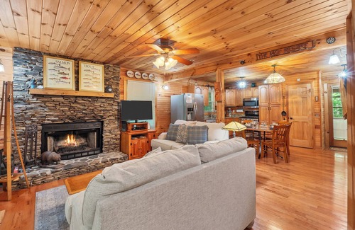Townsend Cabina | SECLUDED♤Bonfire pit♤2 bdrm/2bath♤Pet friendly