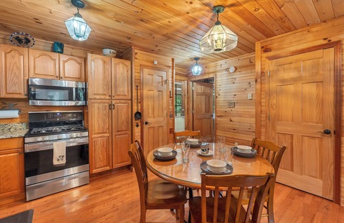 Townsend Cabina | SECLUDED♤Bonfire pit♤2 bdrm/2bath♤Pet friendly