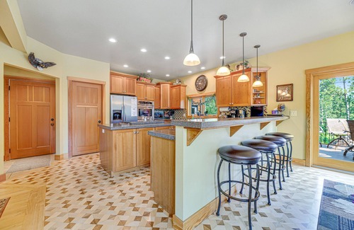 Spearfish Casa | Secluded cabin between Spearfish and Deadwood w/WiFi, hot tub, private decks