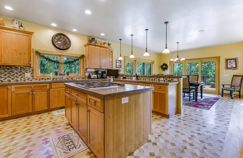 Spearfish Casa | Secluded cabin between Spearfish and Deadwood w/WiFi, hot tub, private decks