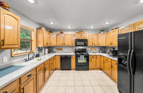 Cosby Cabina | Secluded Cabin-Game Room-2 King Beds-HotTub-MiniGolf-EV Charger-Cloud Ceiling