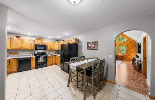 Cosby Cabina | Secluded Cabin-Game Room-2 King Beds-HotTub-MiniGolf-EV Charger-Cloud Ceiling