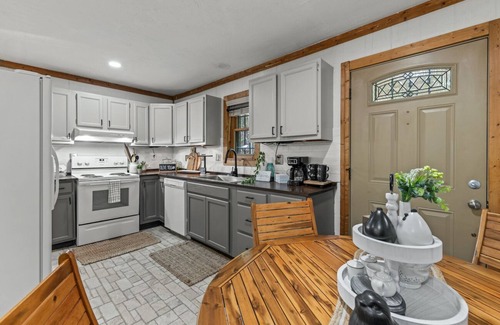 Caton Cabaña | Secluded Cabin in the Mountains w/ Hot Tub & MORE!!
