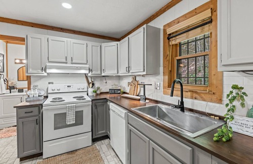 Caton Cabaña | Secluded Cabin in the Mountains w/ Hot Tub & MORE!!