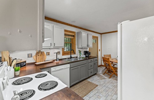 Caton Cabaña | Secluded Cabin in the Mountains w/ Hot Tub & MORE!!