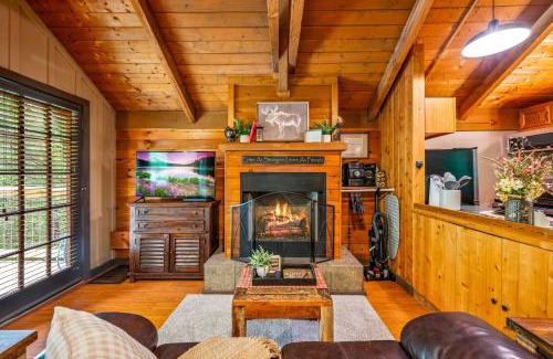 Sevierville Casa | Secluded Cabin in the Woods-Hot Tub-Quiet-Fireplace-Honeymoon