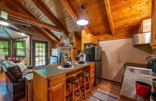 Sevierville Casa | Secluded Cabin in the Woods-Hot Tub-Quiet-Fireplace-Honeymoon
