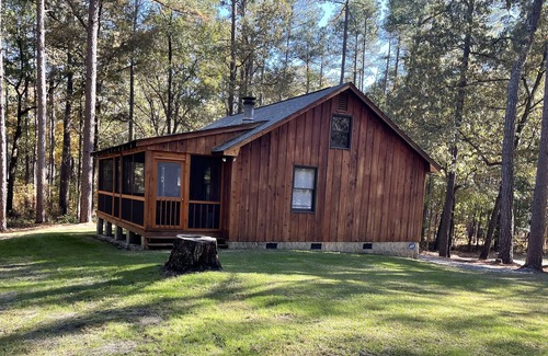 Quewhiffle Cabina | Secluded Cabin in the Woods, near Carolina Horse Park and Valkyrie Sporthorses