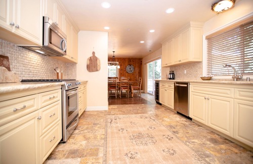 Crestline Cabina | Secluded cabin on 20 beautiful, wooded acres. Hot tub, 3 fireplaces, pool table.