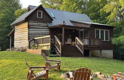 State Road Cabina | Secluded Cabin on Beautiful Riverside Farm