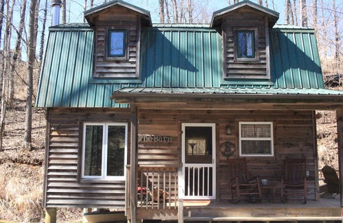 Flat Rock Casa | Secluded cabin perfect getaway for couples or ideal for small families!