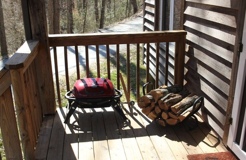 Flat Rock Casa | Secluded cabin perfect getaway for couples or ideal for small families!