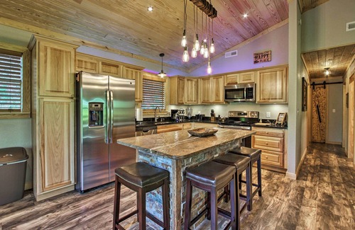 Pigeon Forge Cabina | ¡NUEVO! Cabina aislada con bañera de hidromasaje, a 3 millas de Pigeon Forge