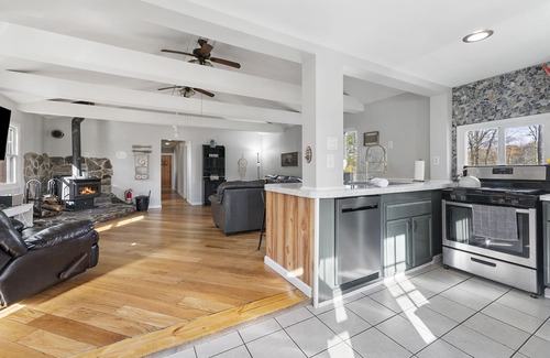 Dingmans Ferry Casa | Secluded Cabin with Hot Tub and 10 Acres of Woods