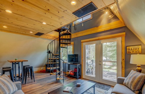Pla-Vada Woodlands Cabina | Secluded cabin with deck, WiFi, loft, W/D & gas fireplace - quiet location
