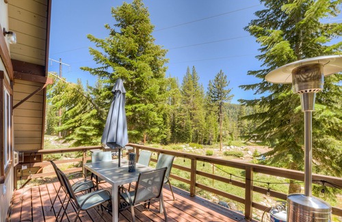 Pla-Vada Woodlands Cabina | Secluded cabin with deck, WiFi, loft, W/D & gas fireplace - quiet location