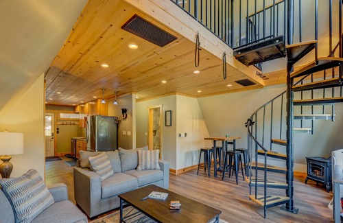 Pla-Vada Woodlands Cabina | Secluded cabin with deck, WiFi, loft, W/D & gas fireplace - quiet location