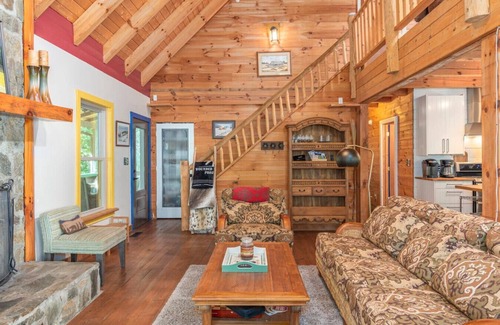 Leicester Cabina | Secluded Cabin with Quality Furnishing + Hot Tub