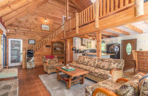 Leicester Casa | Secluded Cabin with Quality Furnishing and Hot Tub