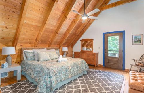 Leicester Casa | Secluded Cabin with Quality Furnishing and Hot Tub