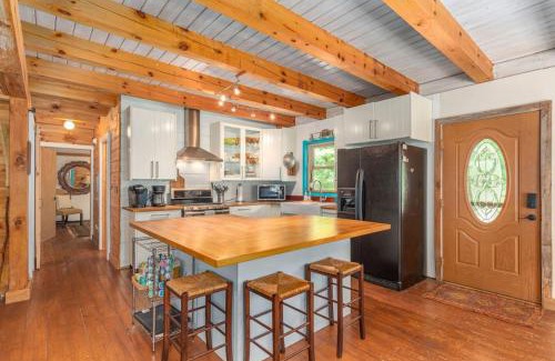 Leicester Casa | Secluded Cabin with Quality Furnishing and Hot Tub