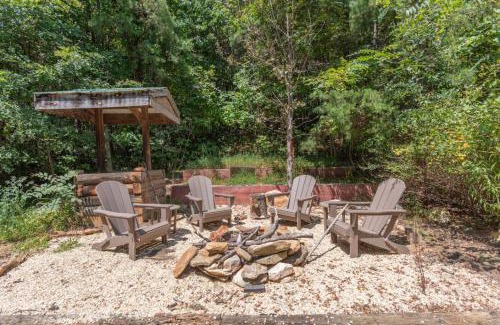 Leicester Casa | Secluded Cabin with Quality Furnishing and Hot Tub