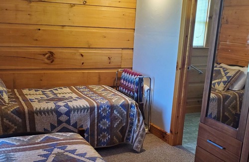 Uniontown Cabina | Secluded cabins with fishing pond on the Mississippi River Hills Wine Trail