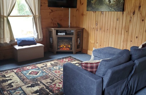 Uniontown Cabina | Secluded cabins with fishing pond on the Mississippi River Hills Wine Trail