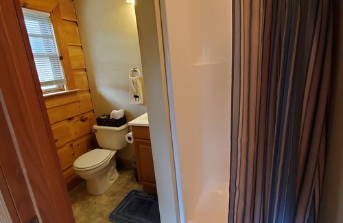Uniontown Cabina | Secluded cabins with fishing pond on the Mississippi River Hills Wine Trail
