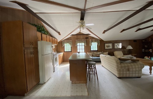 Morgantown Casa | Secluded carriage house on an estate close to downtown