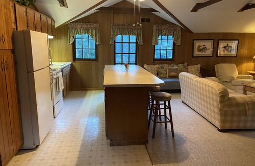 Morgantown Casa | Secluded carriage house on an estate close to downtown