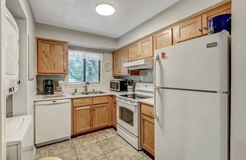 Fernandina Beach Condominio | Secluded Condo with Peaceful Wooded Views and Easy Access to the Beach by RedAwning