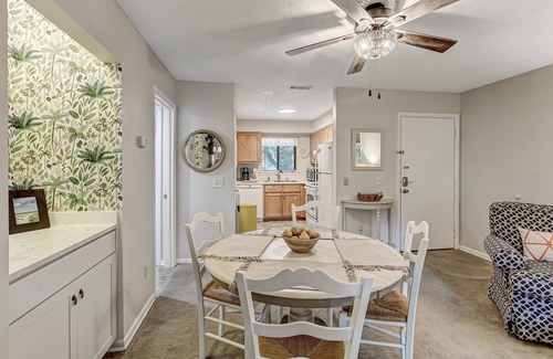 Fernandina Beach Condominio | Secluded Condo with Peaceful Wooded Views and Easy Access to the Beach by RedAwning